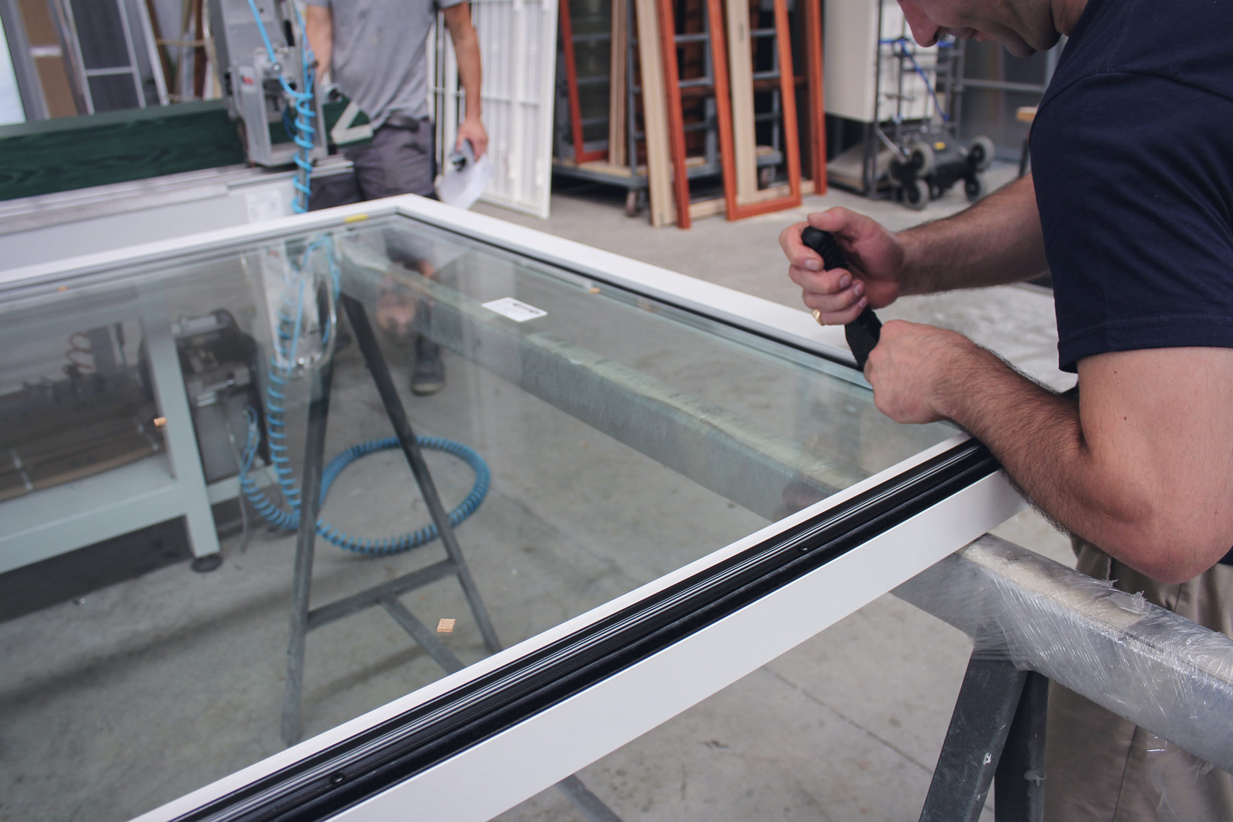 I nostri operai specializzati mentre assemblano i serramenti
