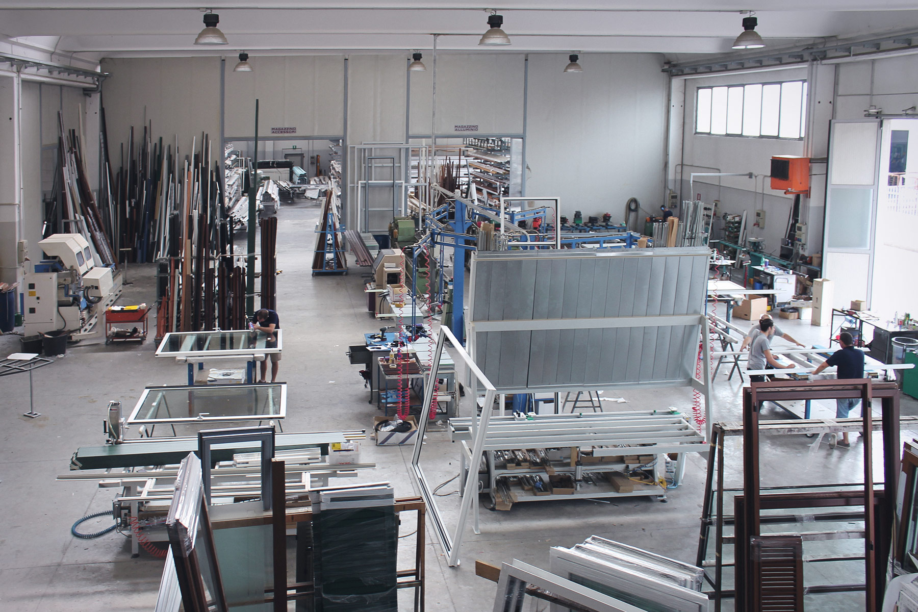 Qui al reparto produzione serramenti i nostri artigiani producono infissi di altissima qualità