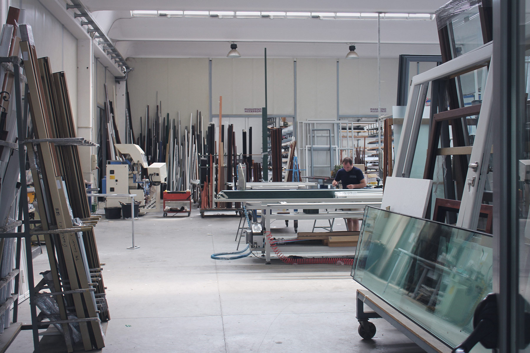 Produzione serramenti in alluminio/ABS/Legno, PVC, alluminio