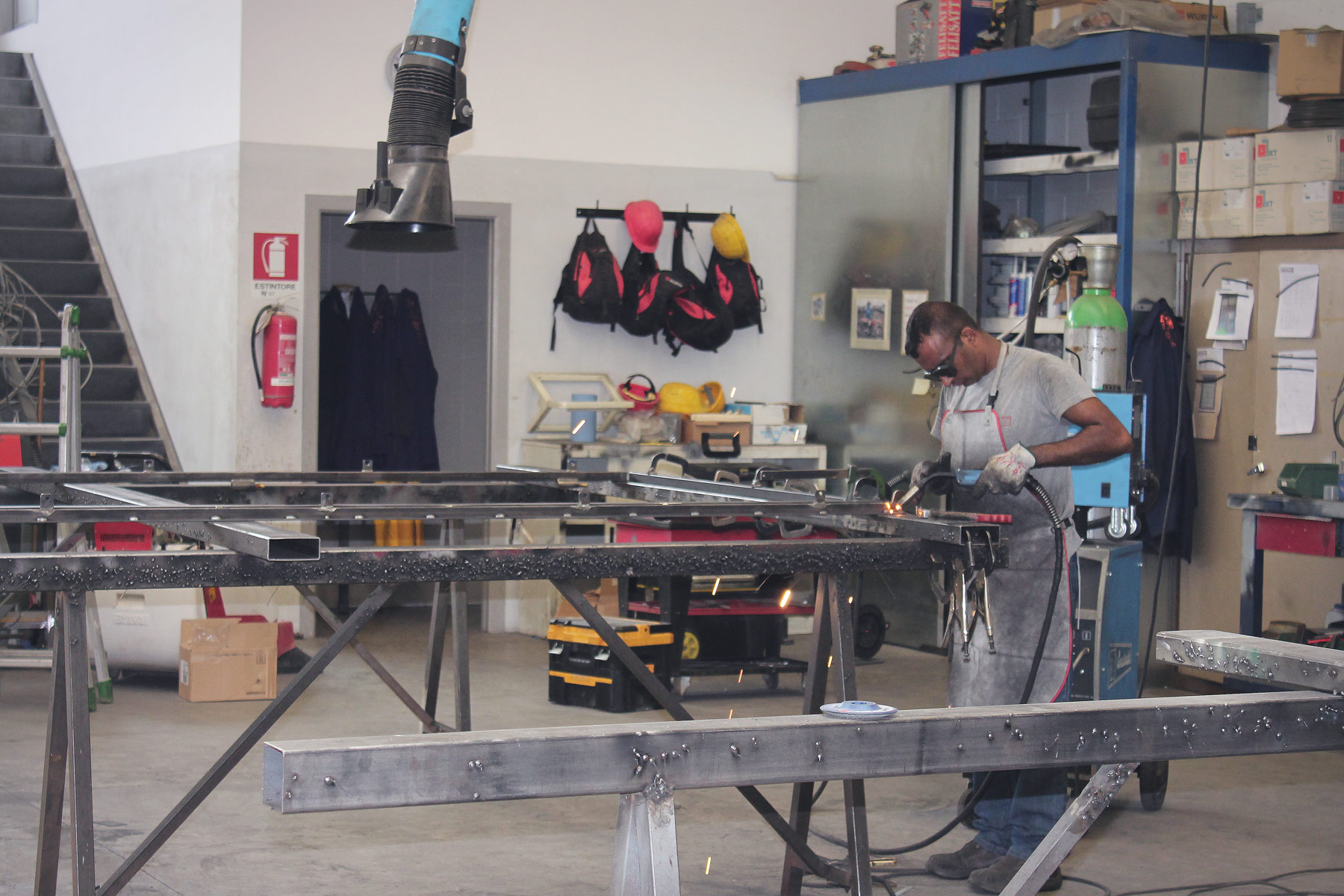 Il reparto carpenteria dove vengono creati artigianalmente le strutture in acciaio e ferro