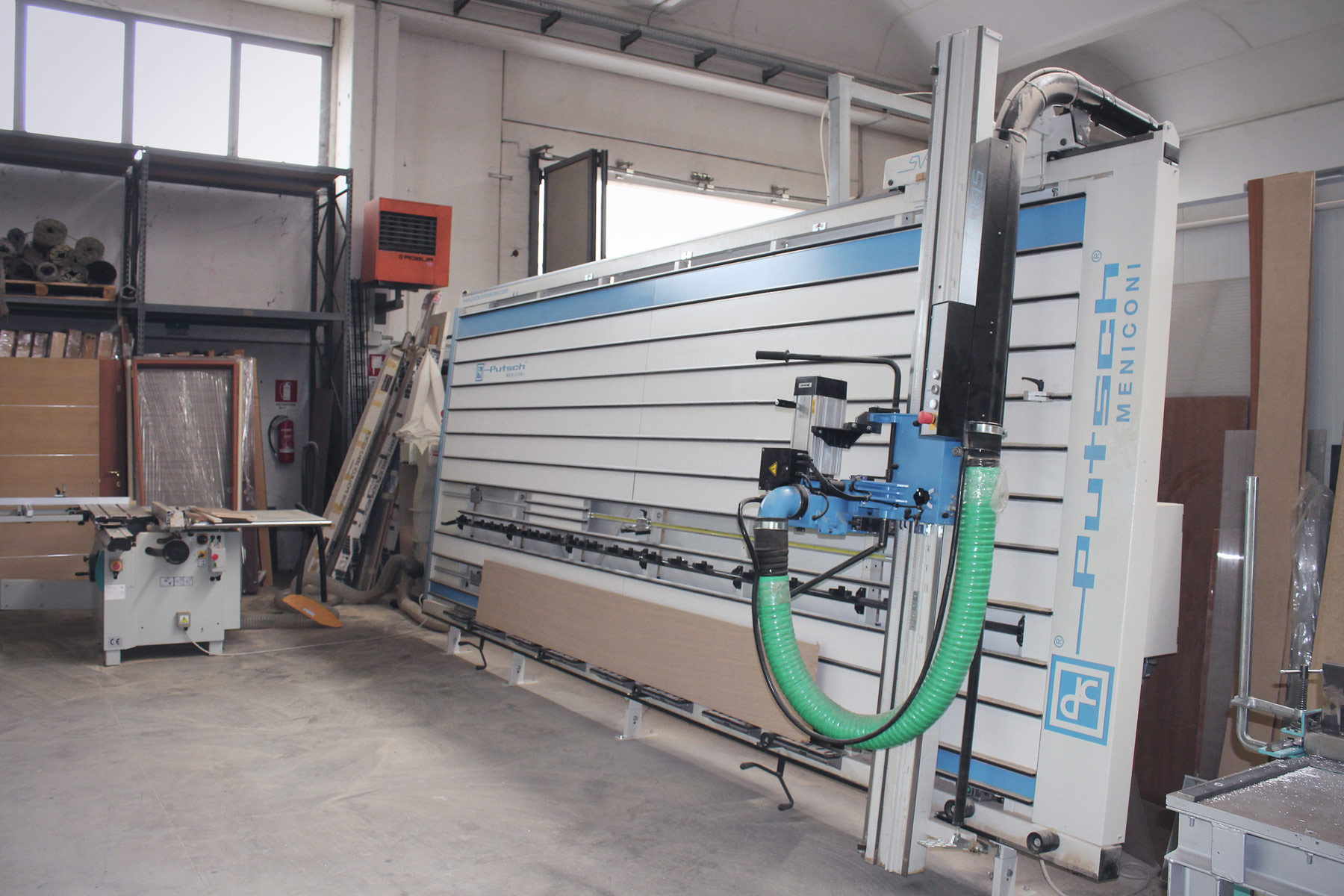 Sezionatrice per realizzare serramenti in legno, cassonetti e porte